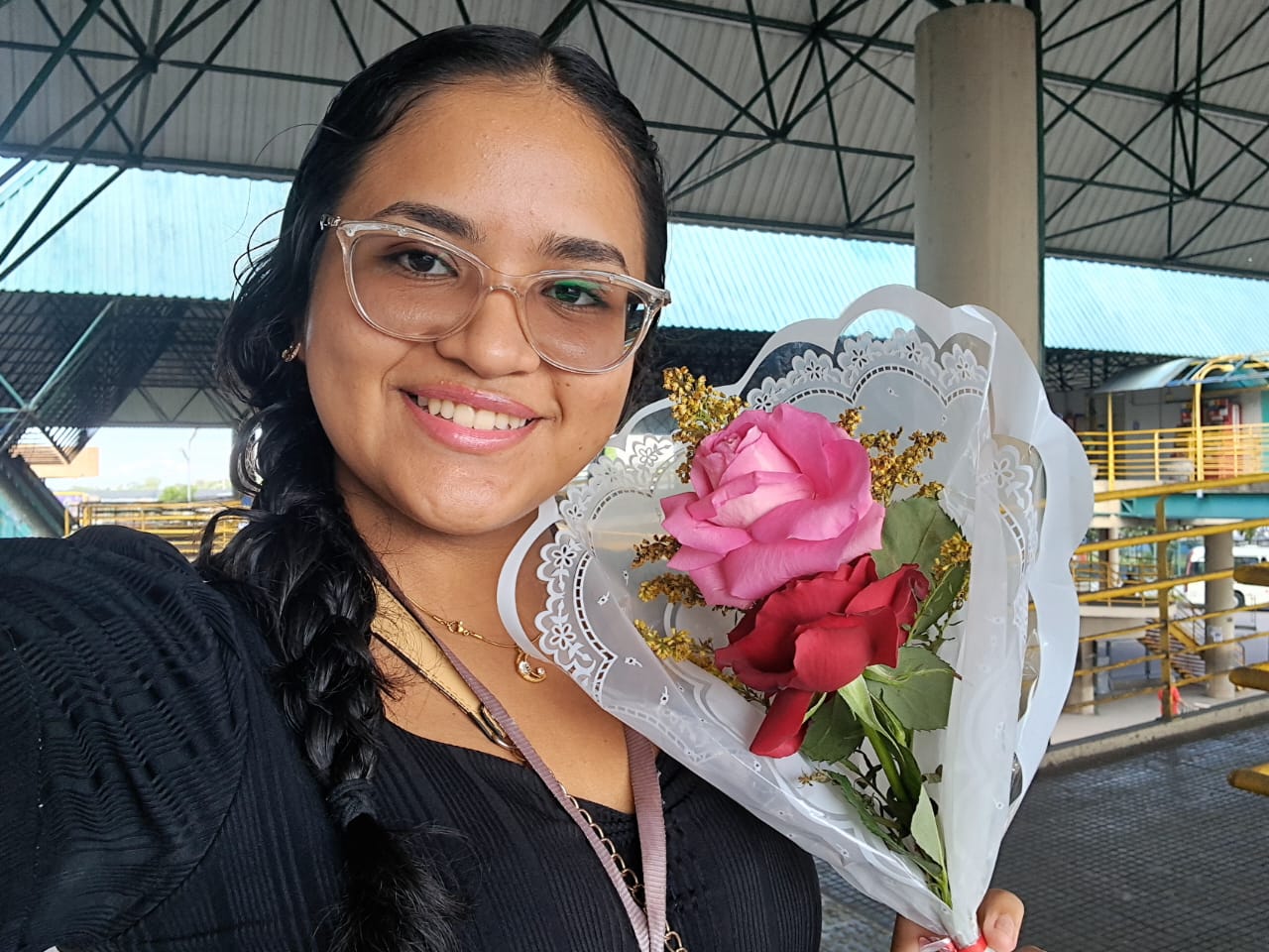 Clarisse com flores